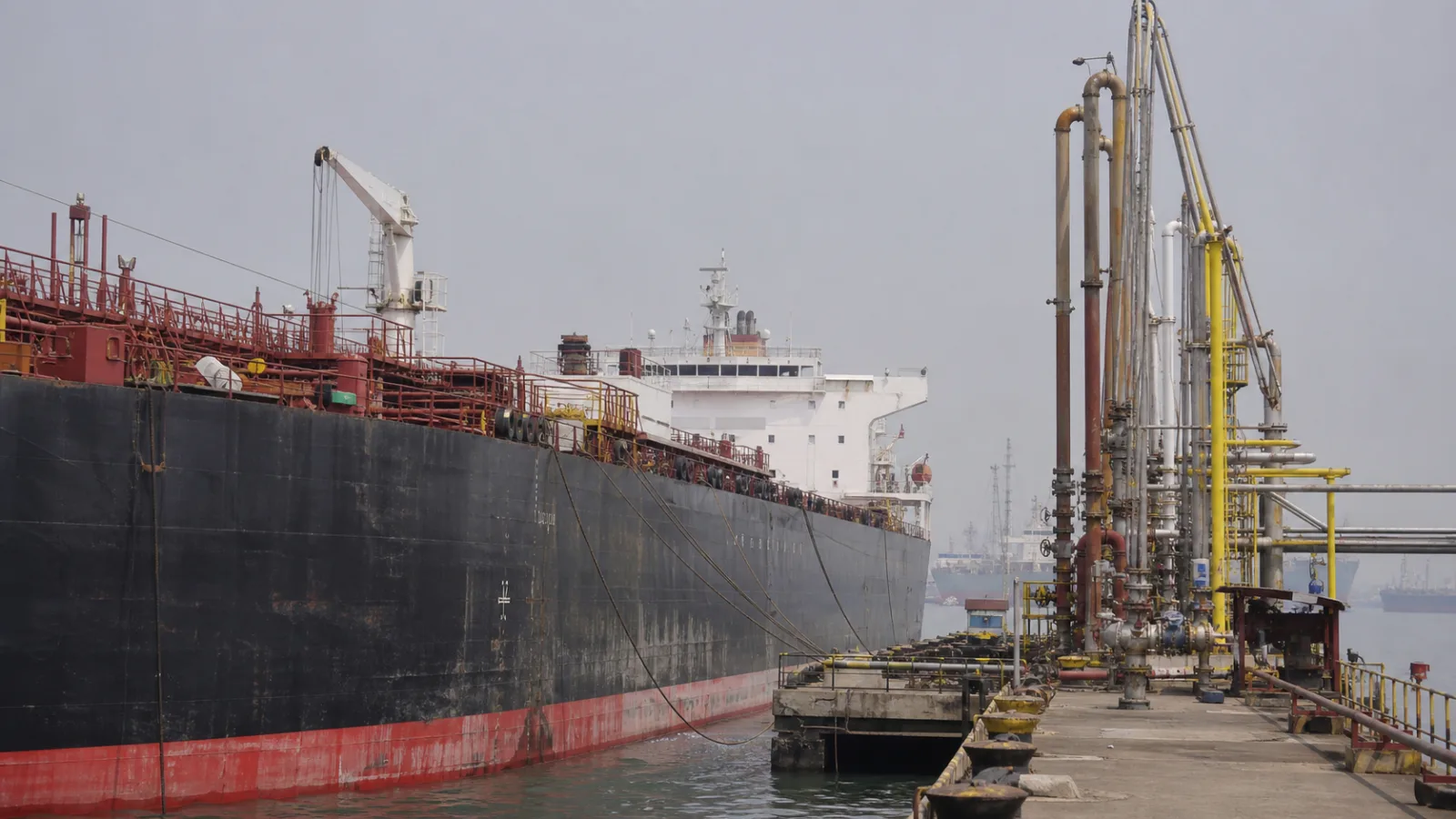 インドの石油港で原油タンカーから荷揚げする配管設備
