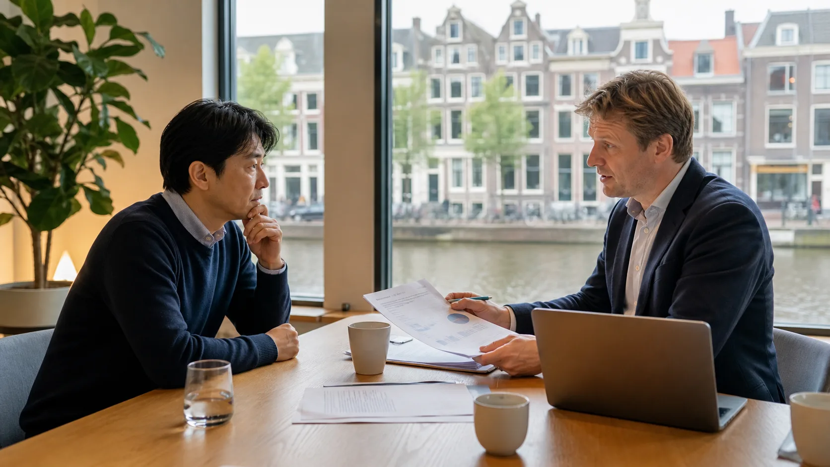 オランダの金融制度と生活費を現地の担当者に相談する日本人居住者