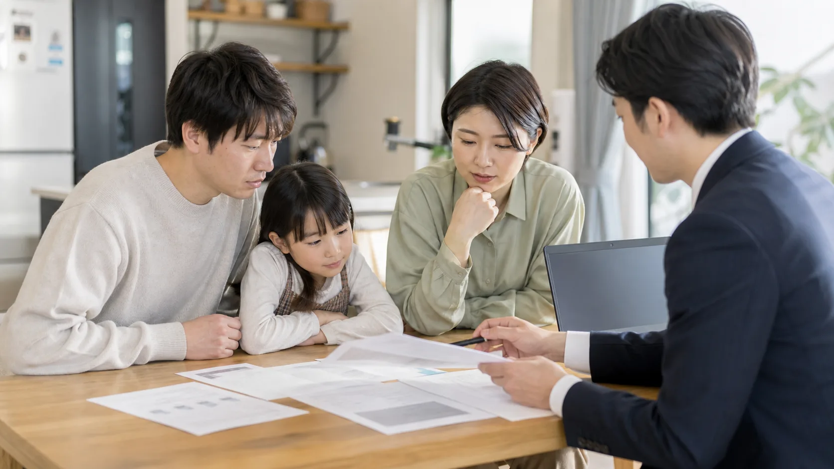 家族で長期の資産形成と生活設計について確認する様子