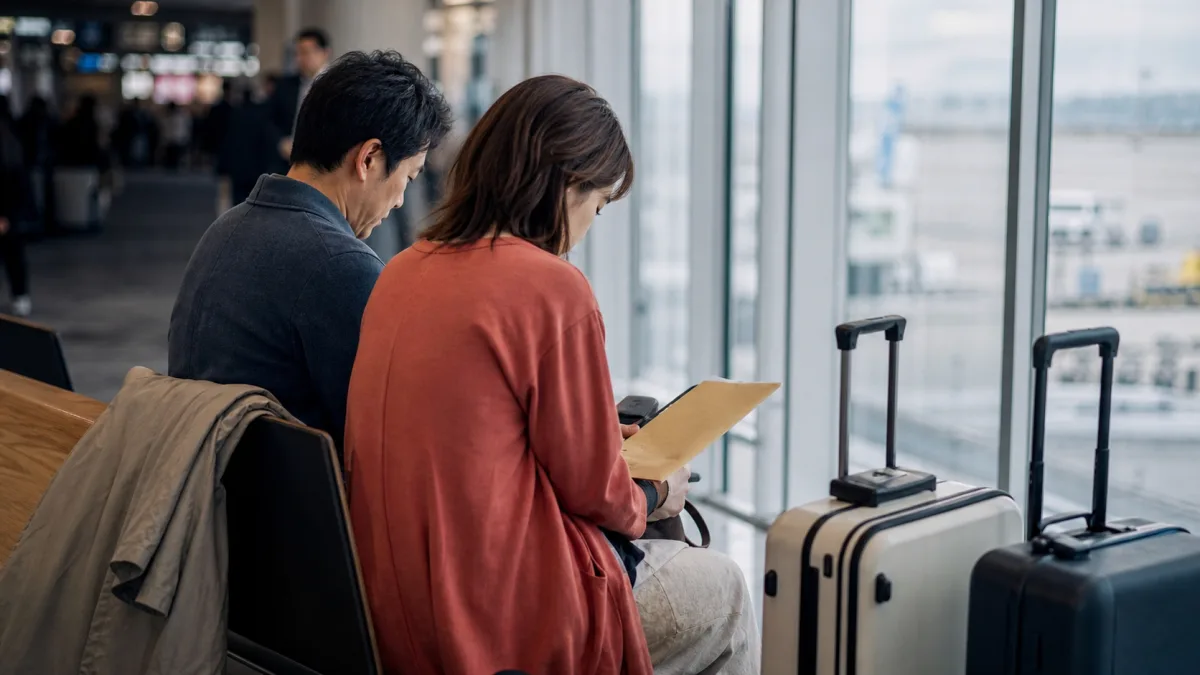 海外移住と送金に関する資料を確認する夫婦